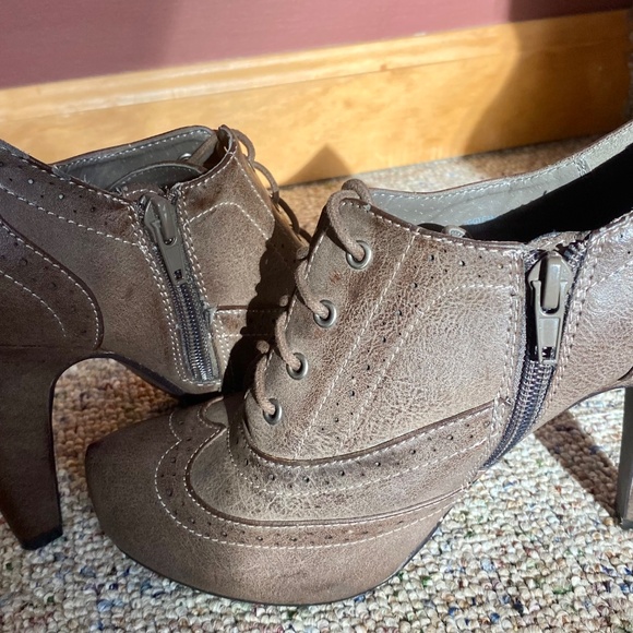 NWOT Brown Oxford Pumps by Guess size 6 Lace up Heel Work Party Classy - Picture 7 of 9